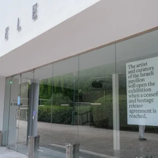 第60回ヴェネチア・ビエンナーレ、イスラエル館の外観。看板には「停戦と人質解放の合意が成立するまでイスラエル館を開館しない」と記されている。Photo: Stefano Mazzola/Getty Images