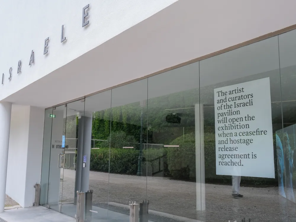 第60回ヴェネチア・ビエンナーレ、イスラエル館の外観。看板には「停戦と人質解放の合意が成立するまでイスラエル館を開館しない」と記されている。Photo: Stefano Mazzola/Getty Images
