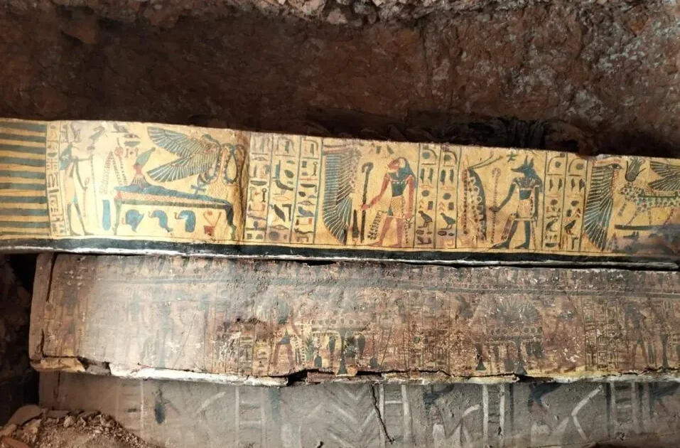 古代エジプト墓地で、神に仕えた女性たちの木棺を発見──アメン神信仰