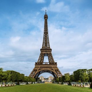 エッフェル塔の「本物の階段」がオークションに。世界に散った20片の