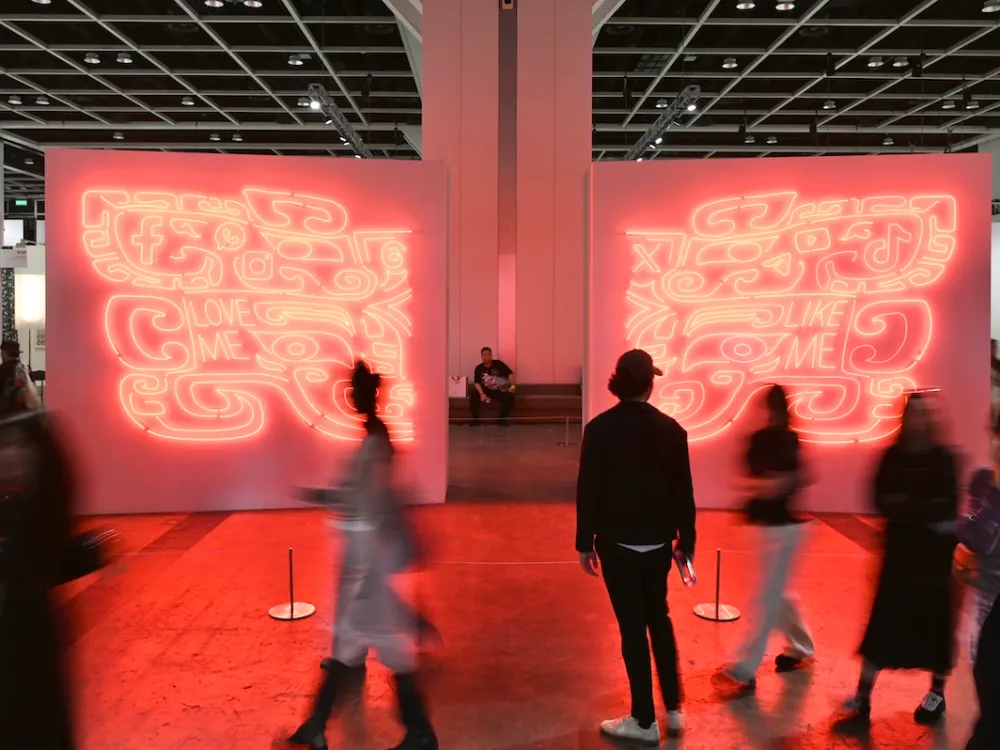 香港コンベンション＆エキシビションセンター（HKCEC）で開幕したアート・バーゼル香港2026のプレビューで、展示作品を鑑賞する来場者。Photo: China News Service via Getty Images