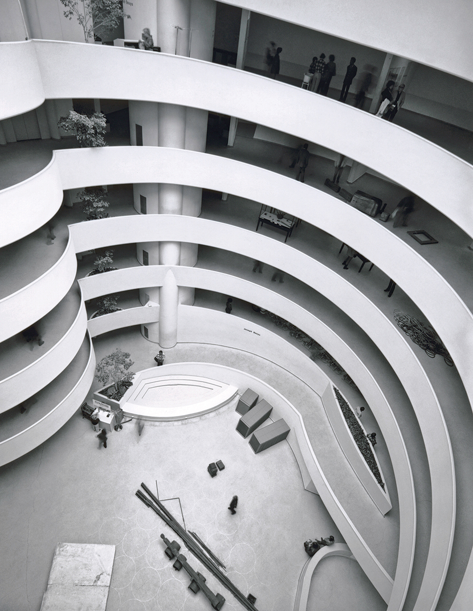 1979年から80年にかけてニューヨークのグッゲンハイム美術館で開かれたヨーゼフ・ボイス回顧展の様子。Photo: Mary Donlon/Courtesy Solomon R. Guggenheim Museum, New York