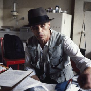 ドイツ・デュッセルドルフのアトリエで1984年に撮影されたヨーゼフ・ボイス。Photo: Getty Images.