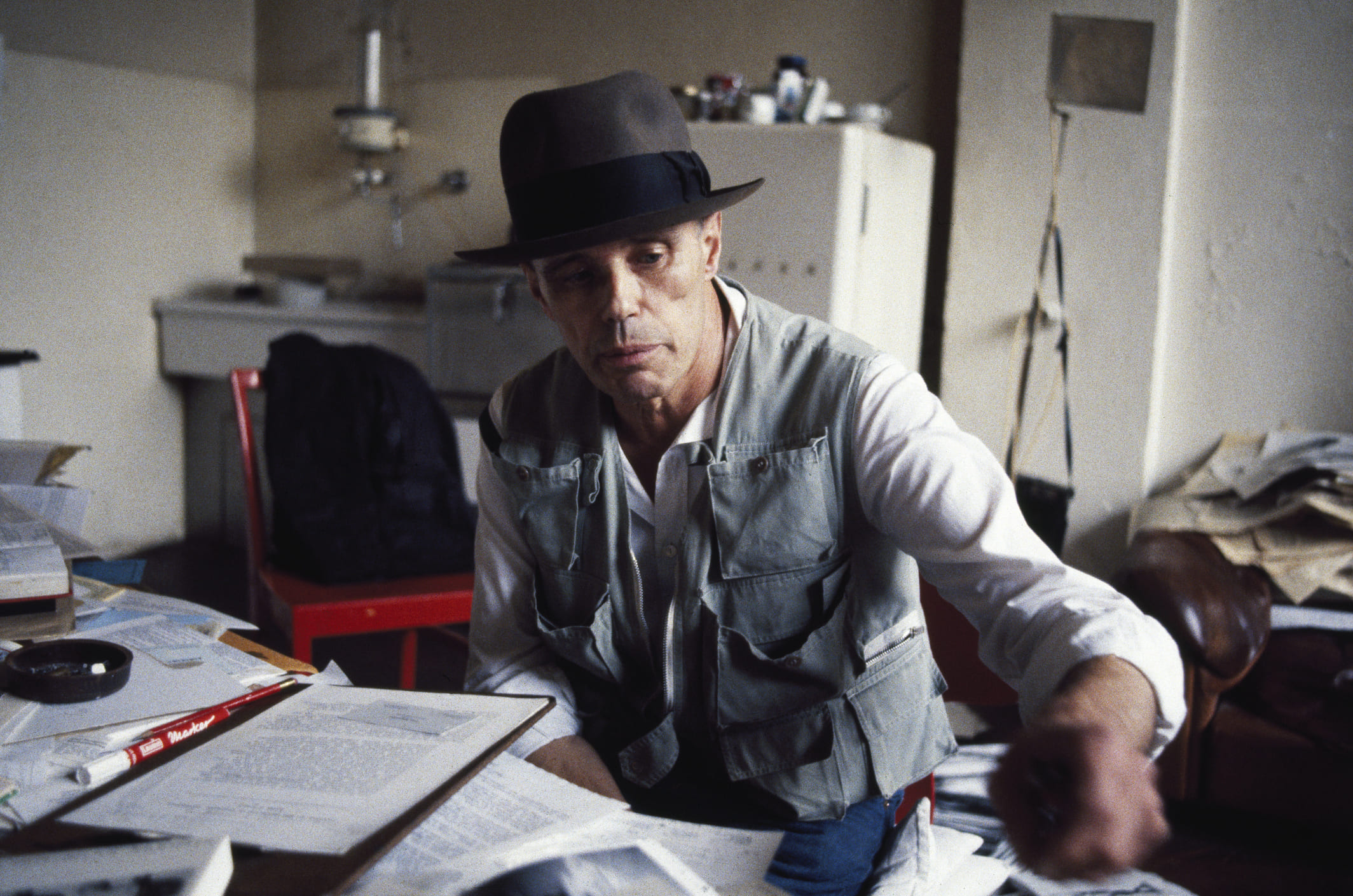 ドイツ・デュッセルドルフのアトリエで1984年に撮影されたヨーゼフ・ボイス。Photo: Getty Images.