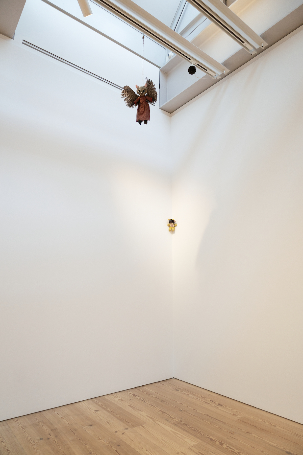 《Everything wants to kill you and you should be afraid》には人種差別的な人形のパーツが使用されており、その一部は展示室の隅に飾られている。Photo: Courtesy Whitney Museum