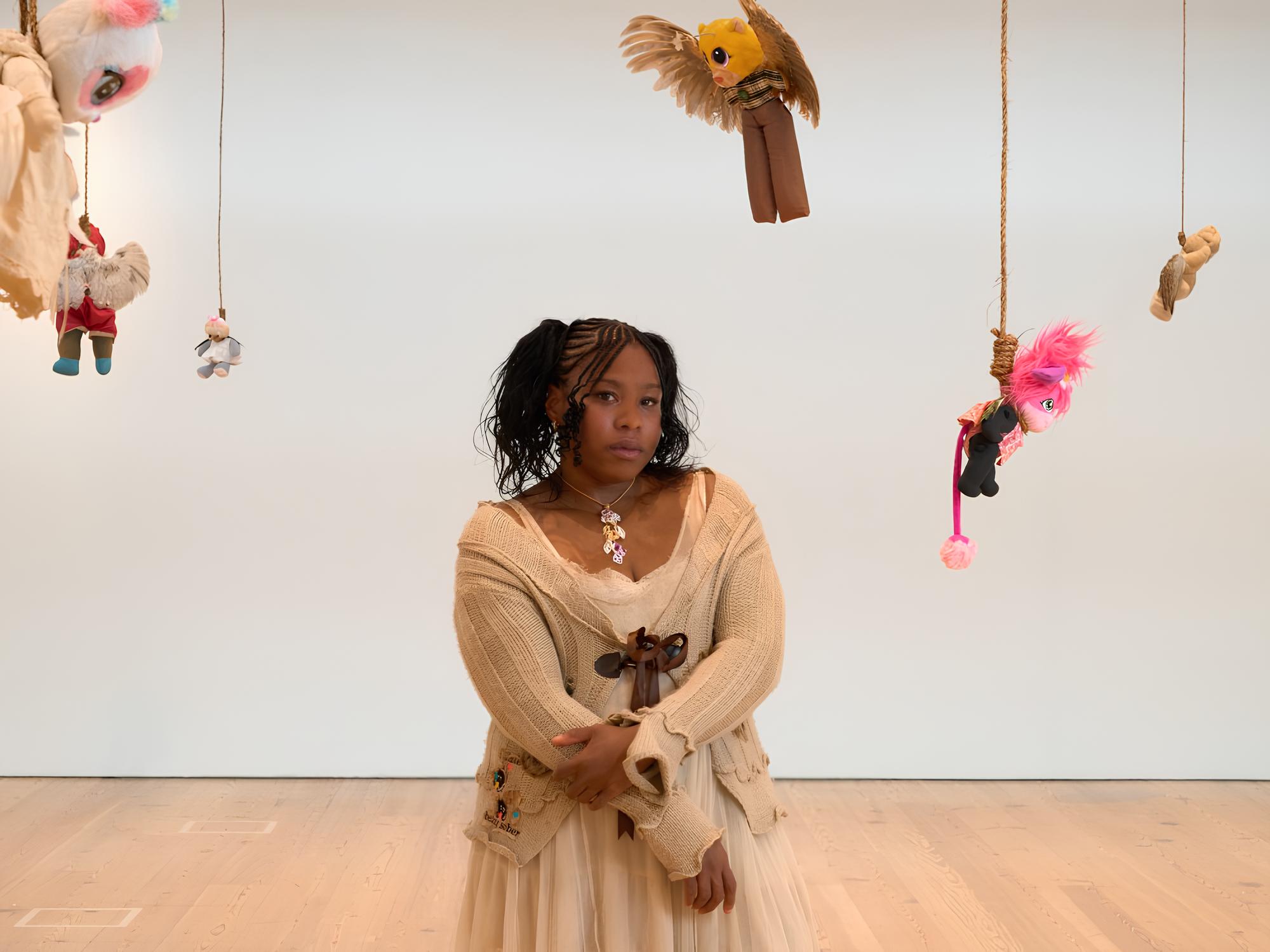 ホイットニー・ビエンナーレで展示中のプレシャス・オコヨモンのインスタレーション《Everything wants to kill you and you should be afraid》（2026）。Photo: Christopher Garcia Valle for ARTnews