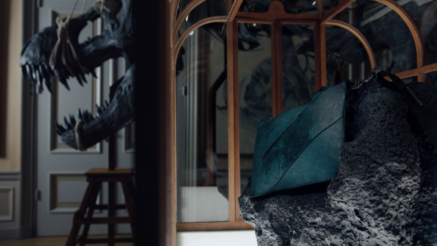 世界初「ティラノサウルスの革製」ハンドバッグが誕生！ 最新バイオ技術で白亜紀の素材を再現