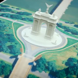 ワシントンD.C.のホワイトハウスで披露された、アメリカ建国250周年記念の凱旋門の模型。Photo: Kevin Dietsch/Getty Images