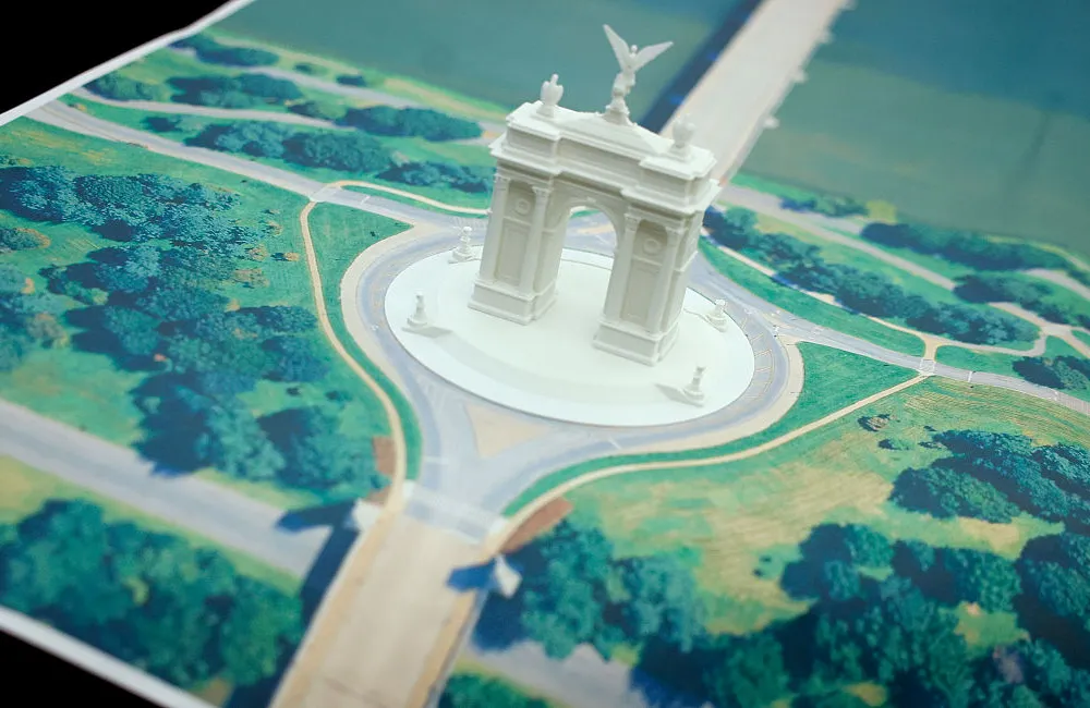 ワシントンD.C.のホワイトハウスで披露された、アメリカ建国250周年記念の凱旋門の模型。Photo: Kevin Dietsch/Getty Images