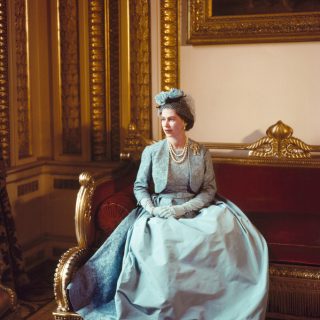 1960年、マーガレット王女の結婚式でのエリザベス女王。Photo: © Cecil Beaton /Victoria and Albert Museum, London