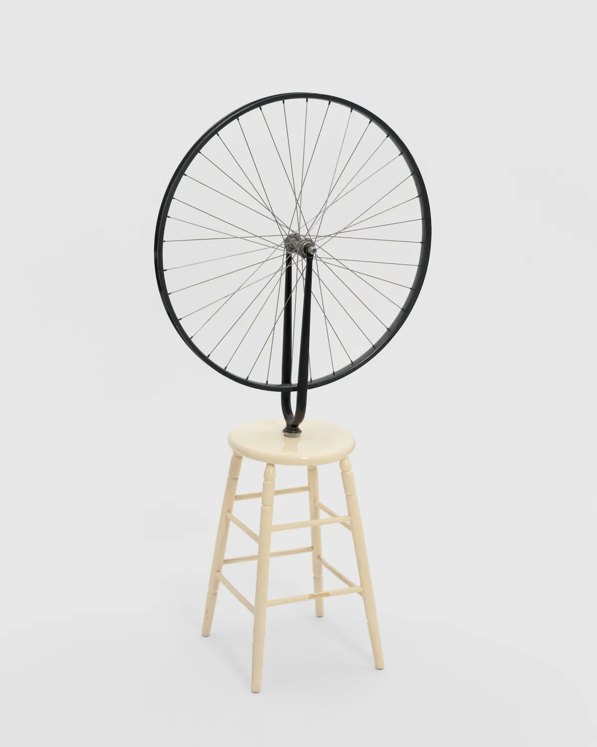マルセル・デュシャン《自転車の車輪》（1964） Photo: Owen Conway/©2026 Association Marcel Duchamp/ADAGP, Paris/Artists Rights Society (ARS), New York/Courtesy Gagosian