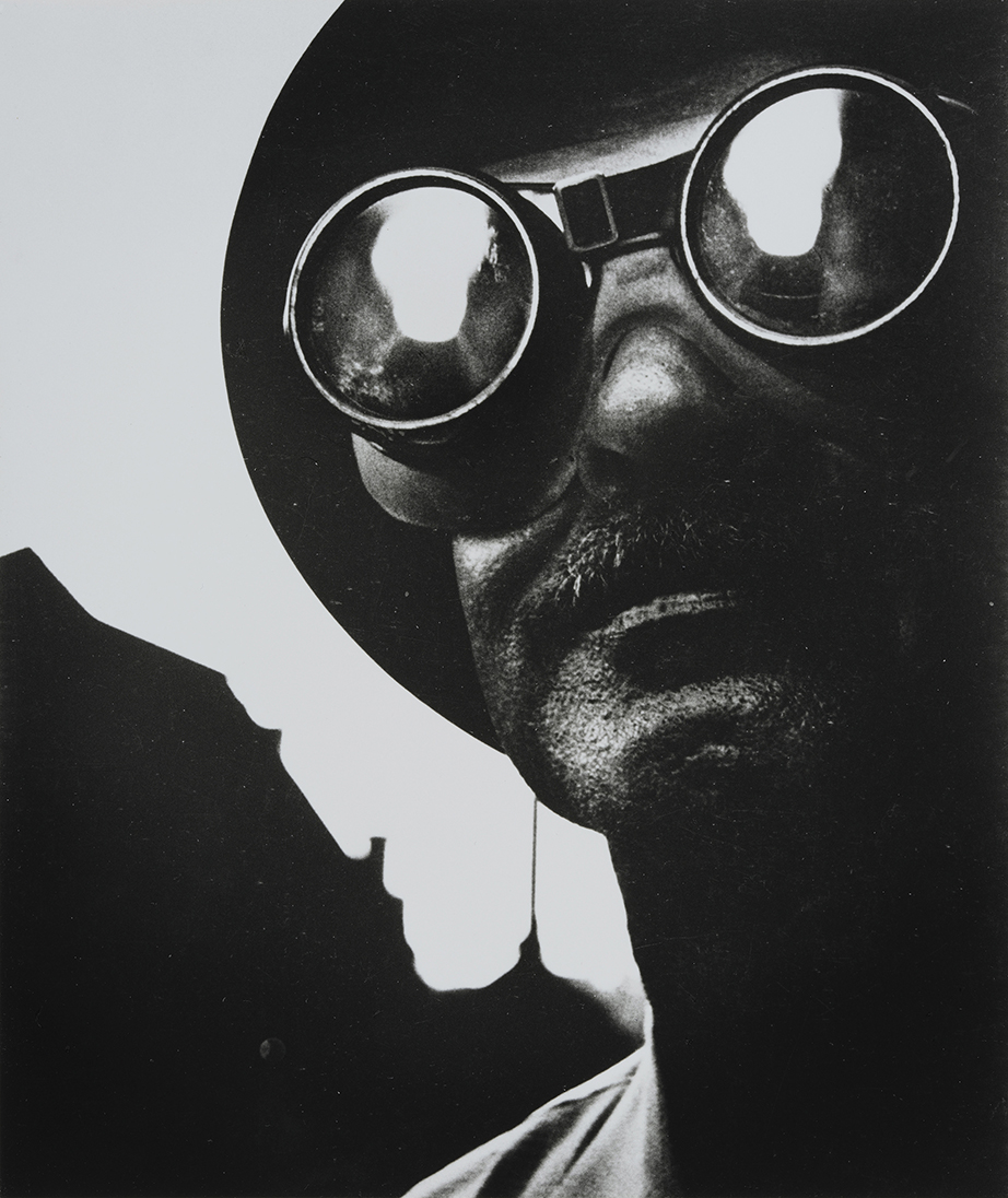 W. ユージン・スミス 《ゴーグルをはめた鉄鋼労働者》〈ピッツバーグ〉より(1955) 東京都写真美術館蔵 Photo: ©1955, 2026 The Heirs of W. Eugene Smith / Courtesy of Tokyo Photographic Art Museum