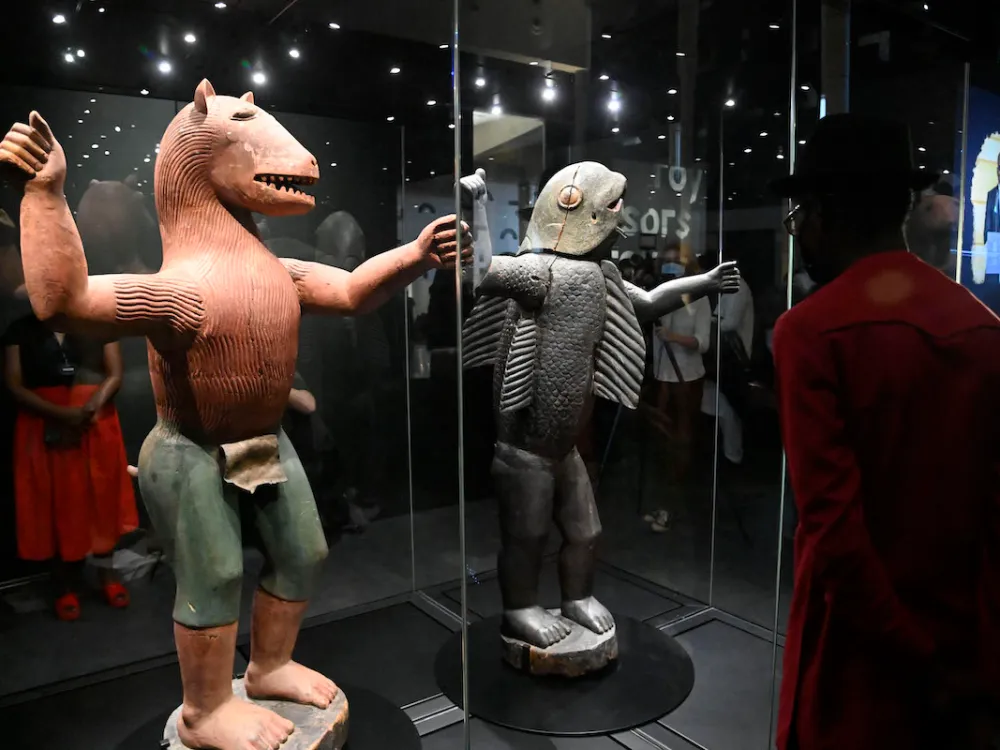 2022年、ベナンの首都コトヌーの大統領府で開催された、返還された略奪文化財と現代アートの展覧会。Photo: Pius Utomi Ekpei/AFP via Getty Images