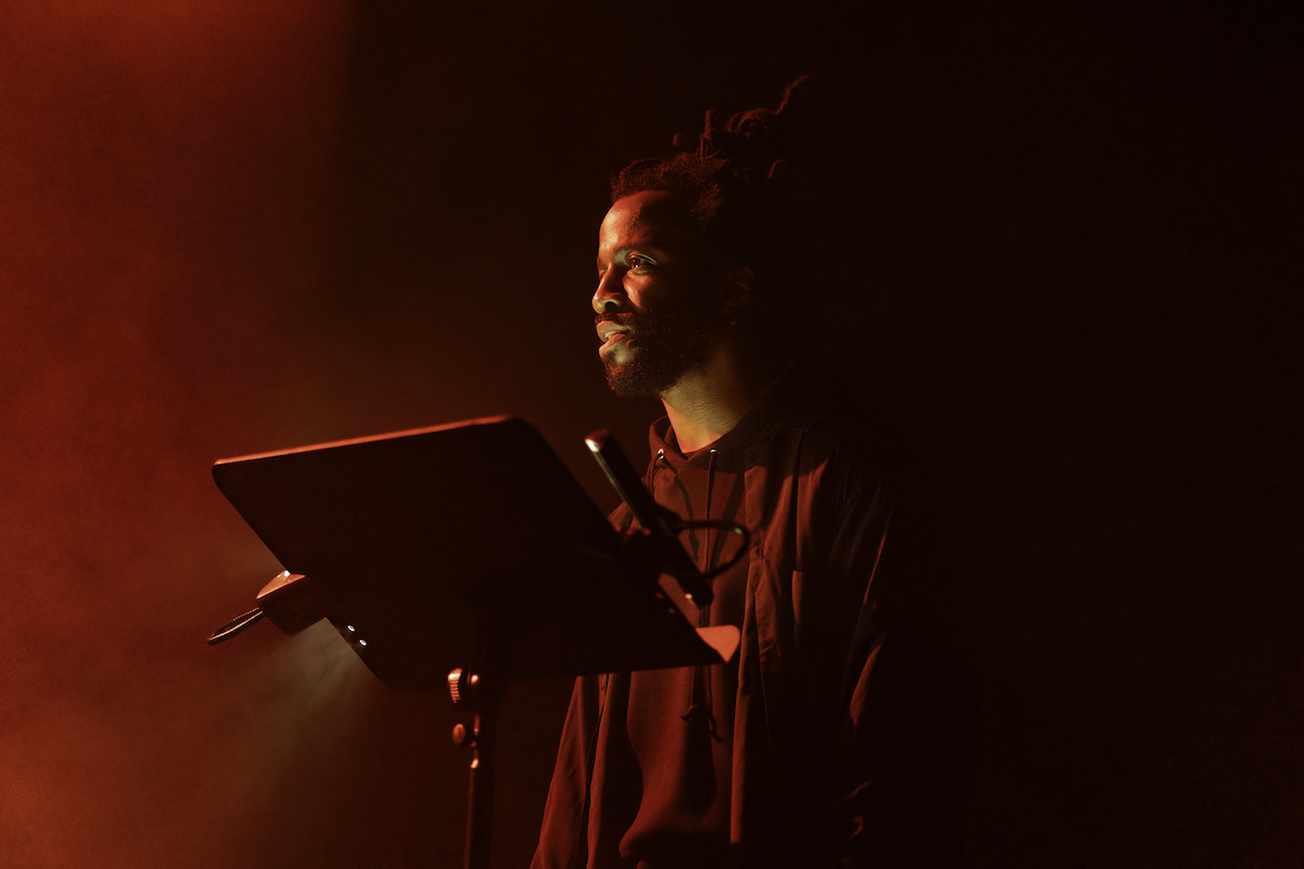 《The Ruin》を上演中のサイモン・バークレー。Photo: ©Anne Tetzlaff/Courtesy the artist and Workplace