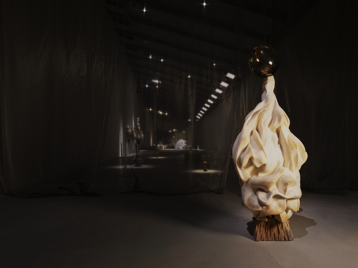 アルケン現代美術館でのマルグリット・ユモーの展覧会。Photo : ©Marguerita Humeau/Mathilde Agius/Courtesy the artist