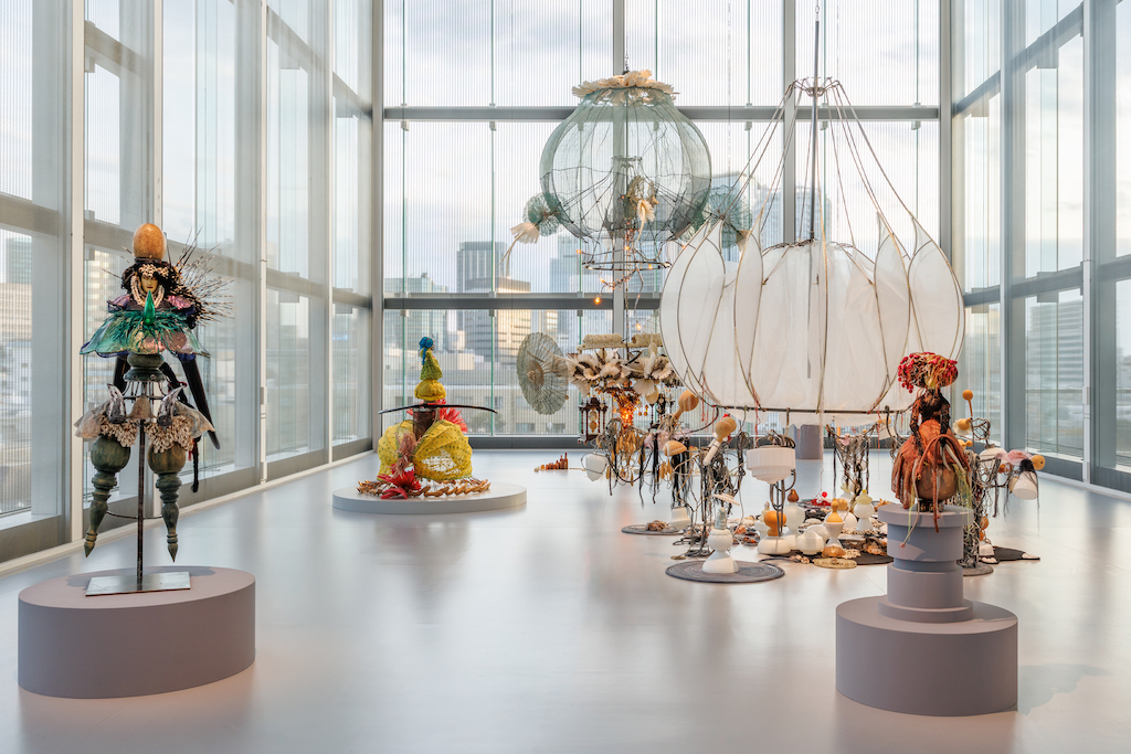 リナ・バネルジー「You made me leave my home...」の展示風景。Photo: © Jeremie Souteyrat / LOUIS VUITTON