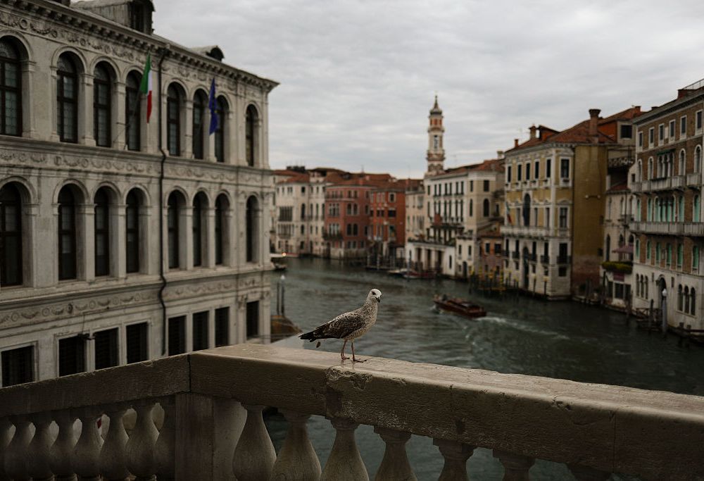 ヴェネチアの大運河に架かる16世紀建造のリアルト橋から見た風景（2026年4月13日撮影）。Photo: NurPhoto via Getty Images