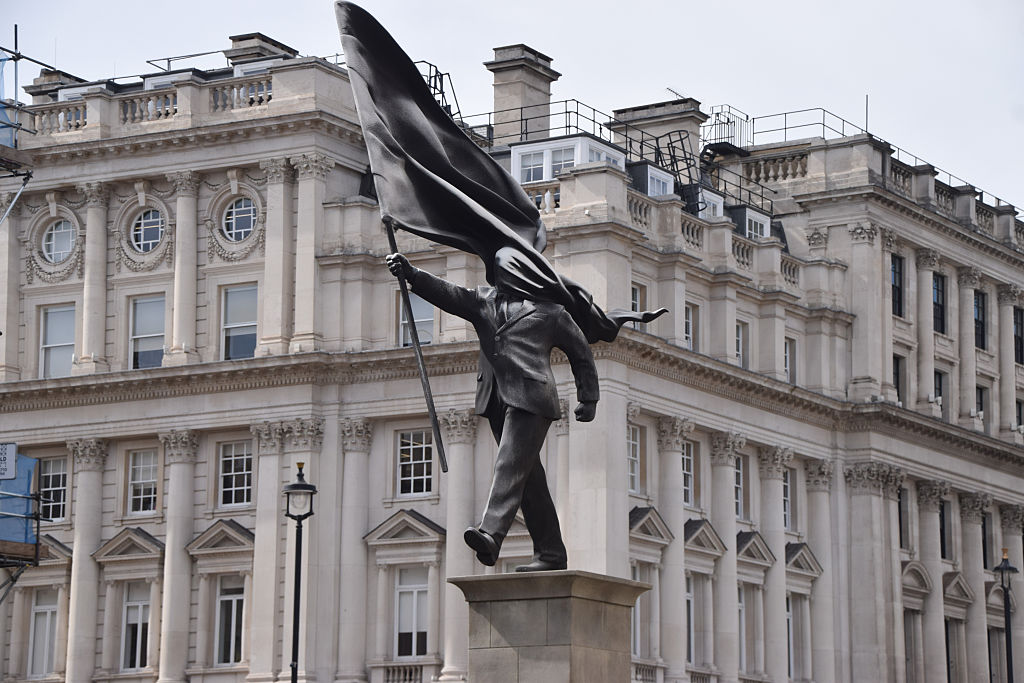 ロンドンに出現したバンクシー作の巨大彫刻。Photo: Vuk Valcic/SOPA Images/LightRocket via Getty Images