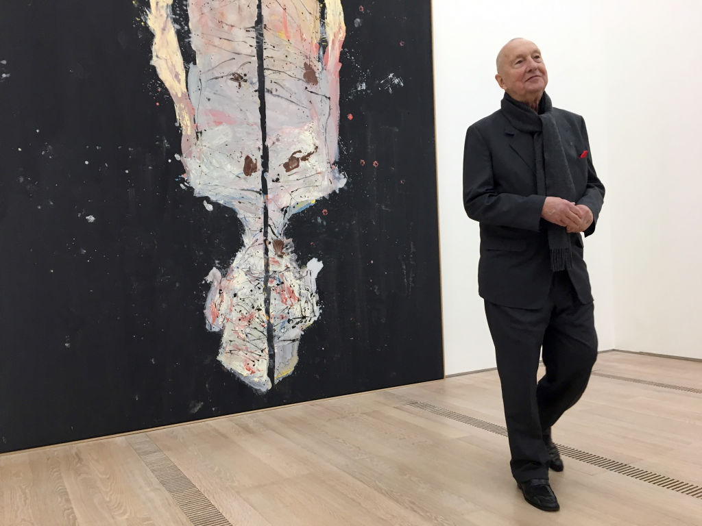 スイス・リーヘンのバイエラー財団美術館で開催された自身の展覧会を巡るゲオルク・バゼリッツ、2018年1月19日撮影。Photo: Christiane Oelrich/picture alliance via Getty Images