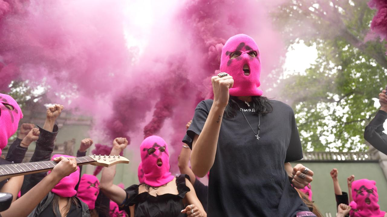 抗議を行うFEMENとプッシー・ライオットのメンバー。Photo: Courtesy Pussy Riot, Taisiya Krugovykh & Vasily Bogatov