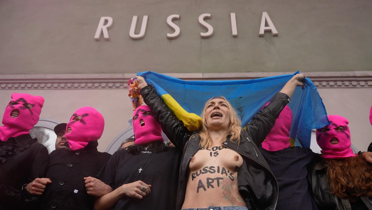 抗議を行うFEMENとプッシー・ライオットのメンバー。Photo: Courtesy Pussy Riot, Taisiya Krugovykh & Vasily Bogatov