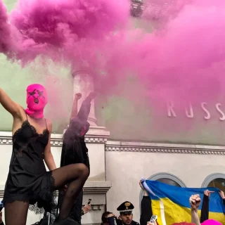 プッシー・ライオットとFEMENのメンバーがロシア館前で抗議する様子。Photo: Brian Boucher