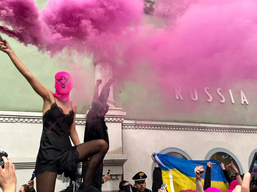 プッシー・ライオットとFEMENのメンバーがロシア館前で抗議する様子。Photo: Brian Boucher