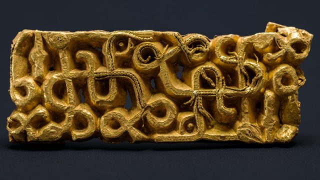 散歩中の男性が「黄金の剣のさや」を発見──1500年前のエリート戦士の