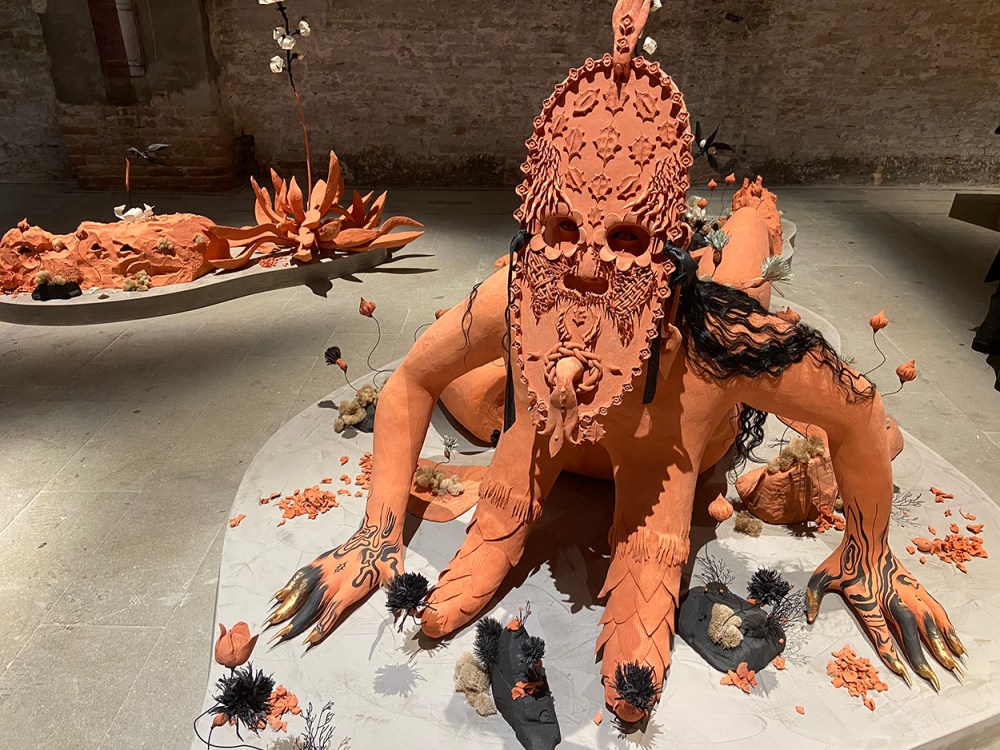 2026年ヴェネチア・ビエンナーレに展示されたラジニ・ペレラ＋マリゴールド・サントスの作品。
