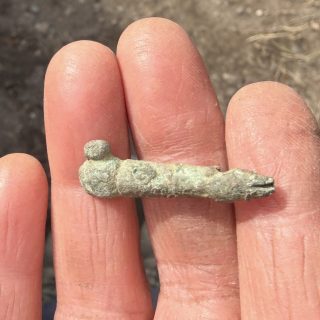 男性器を模した「魔除け」が英クリケットクラブから出土──小さな遺物