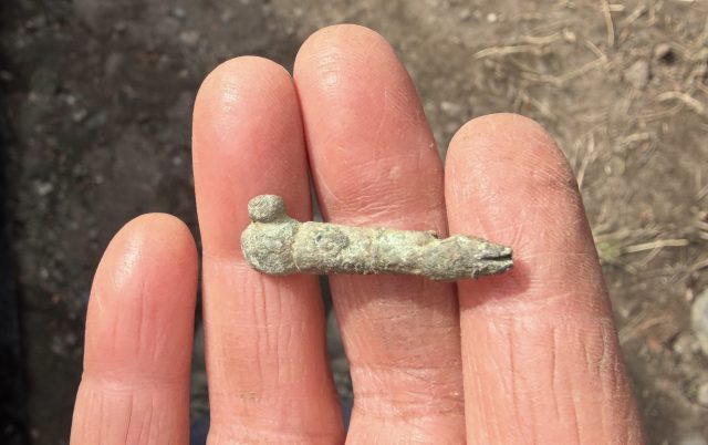 男性器を模した「魔除け」が英クリケットクラブから出土──小さな遺物