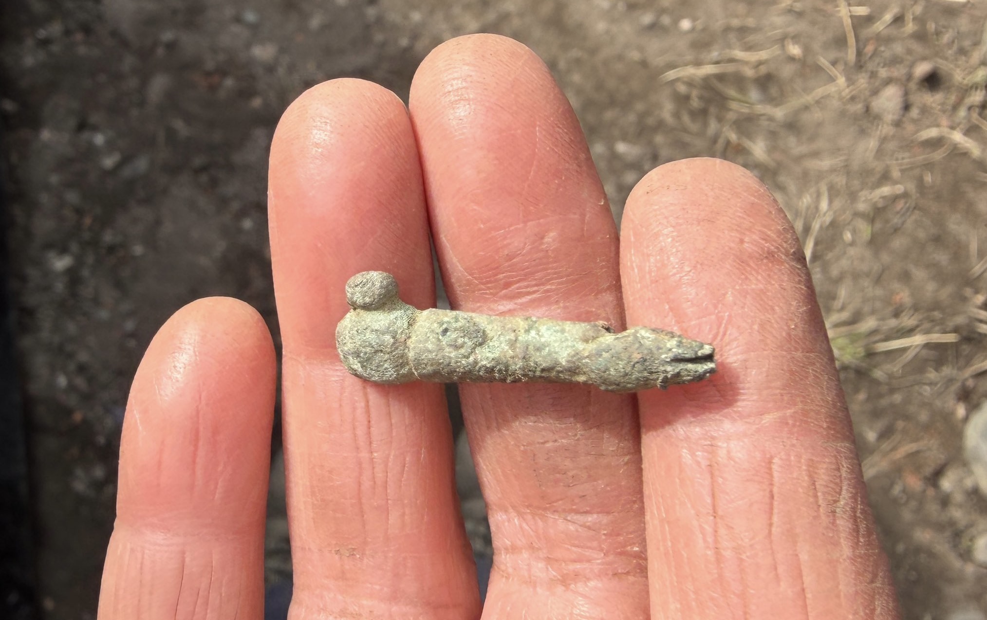 イギリス北西部で発見された男根の形をしているお守り。Photo: via X/@pete_savin