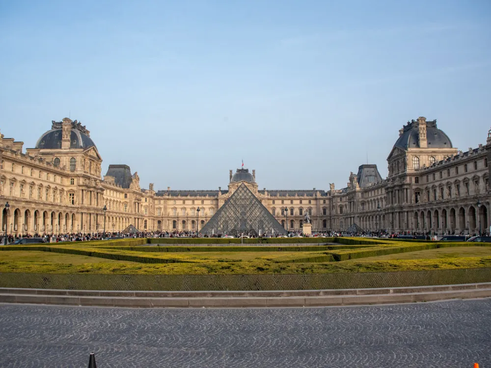 ルーブル美術館の外観。Photo: SOPA Images/LightRocket via Getty