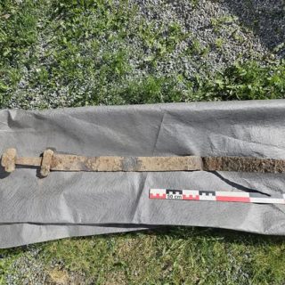 6歳児が校外学習中に「1300年前の剣」を発見。ヴァイキング黎明期を