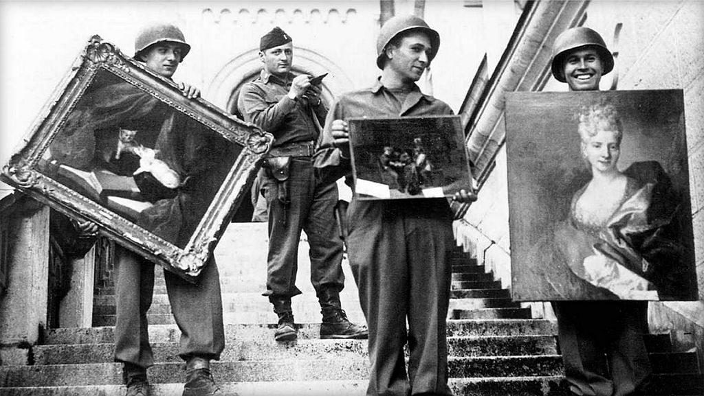 ノイシュヴァンシュタイン城で略奪美術品を回収するモニュメンツ・メン。Photo: Universal History Archive/Universal Images Group via Getty Images