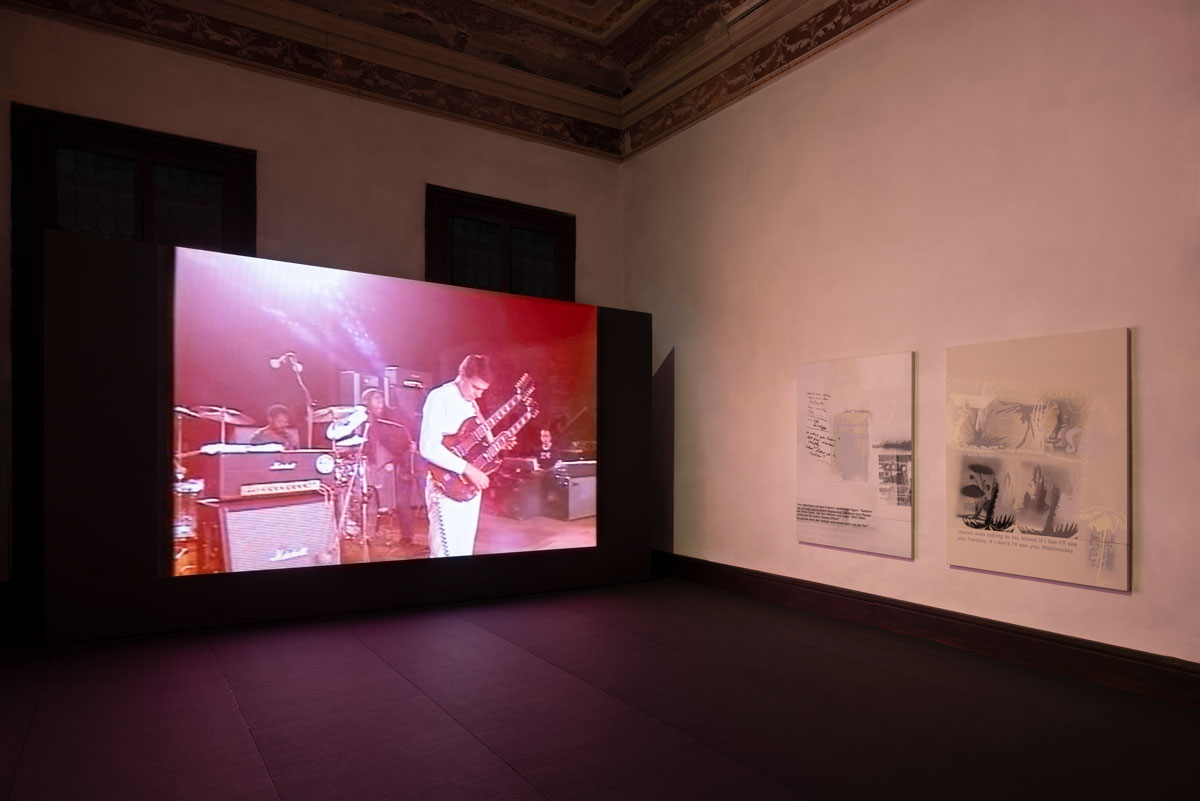 「Helter Skelter: Arthur Jafa and Richard Prince」展の様子。左から、アーサー・ジャファの《The White Album》(2018)、リチャード・プリンスの「White Paintings」シリーズから《Future》(1992)と《Untitled》(1990)。Photo: Andrea Rossetti/Courtesy Fondazione Prada