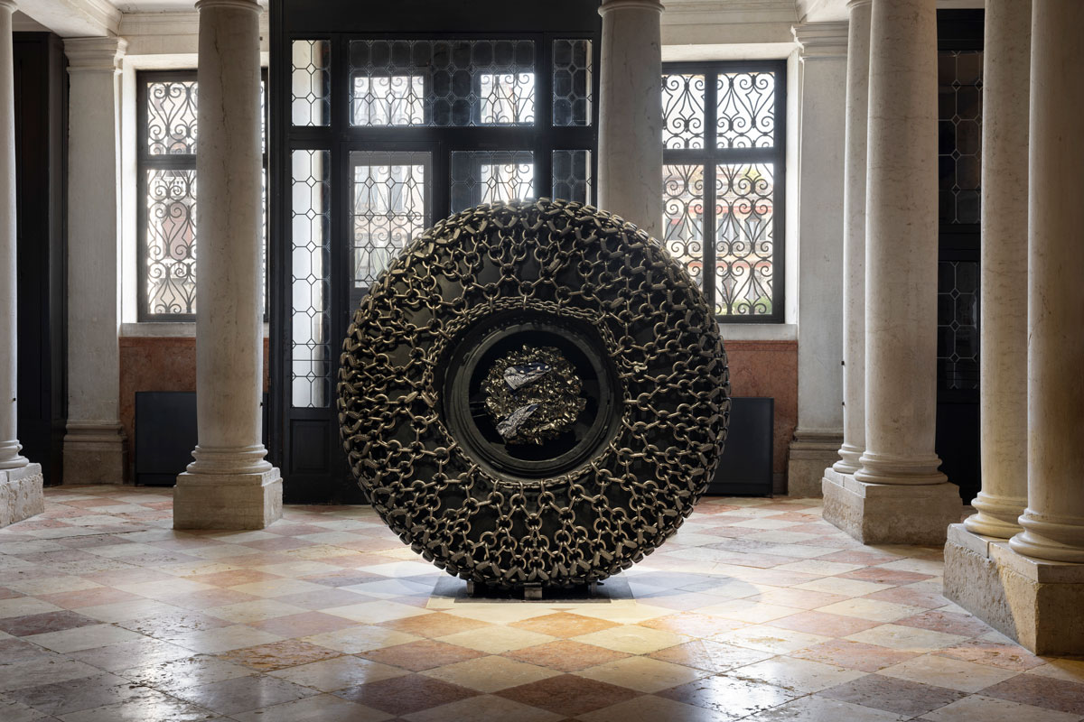 アーサー・ジャファ《Big Wheel II》(2018)。ヴェネチアのプラダ財団で開催中の「Helter Skelter: Arthur Jafa and Richard Prince」展(2026)での展示風景。Photo: Andrea Rossetti/Courtesy Fondazione Prada