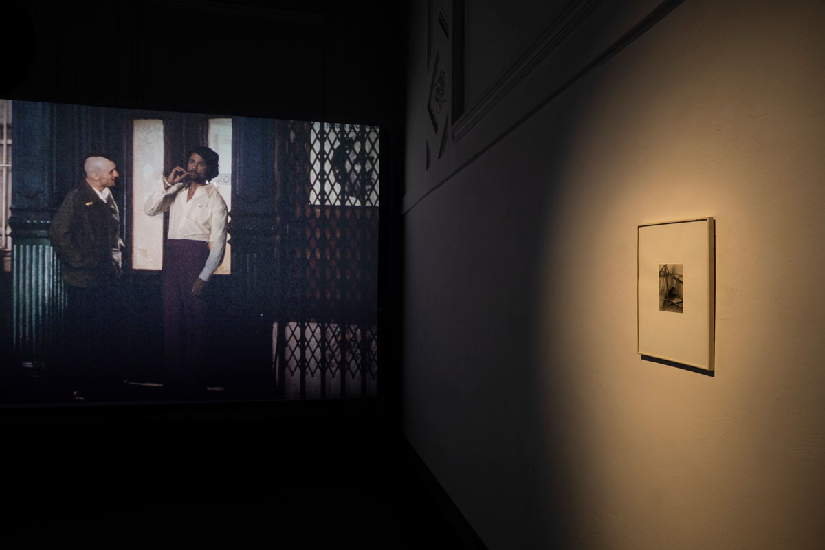 「Helter Skelter: Arthur Jafa and Richard Prince」(2026)の展示風景。左の映像作品はアーサー・ジャファの《BEN GAZARRA》(2024)。右の壁に掛けられているのはアルフレッド・スティーグリッツの《Spiritual America》(1923)。Photo: Andrea Rossetti/Courtesy Fondazione Prada