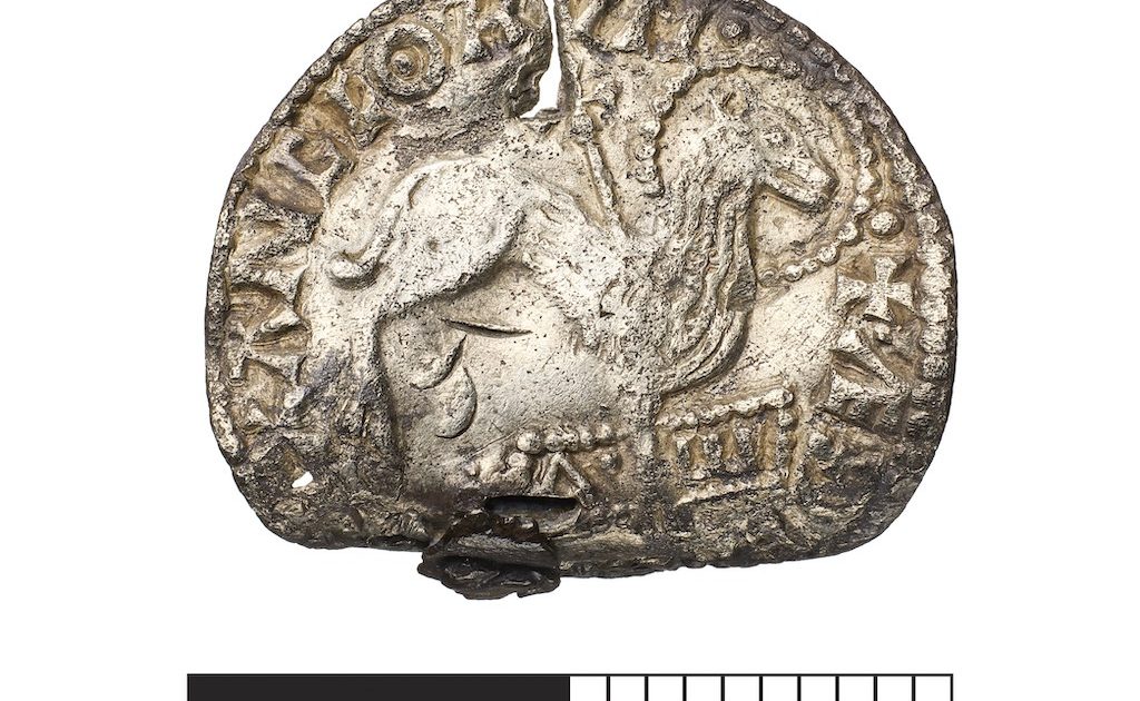 皮肉な護符」を金属探知機愛好家が発見──貨幣制度発展にも貢献した