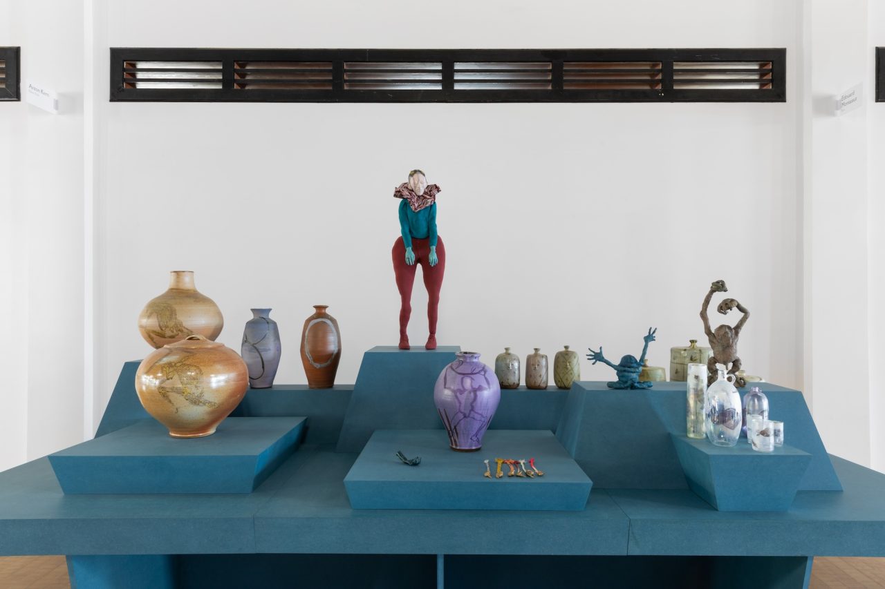 2026年のポスト=フェアでアントン・カーンのブースに展示されたフランシス・アップリッチャードの作品。Photo: ©Francis Upritchard, image courtesy the artist and Anton Kern Gallery, New York