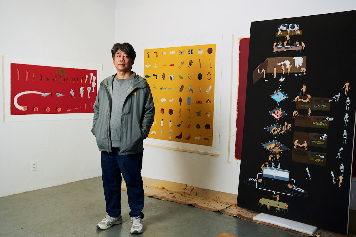 最新作の横に立つ池添。内容を説明してから「訳がわからないですよね」と笑った。Photo: Christopher Garcia Valle/ARTnews
