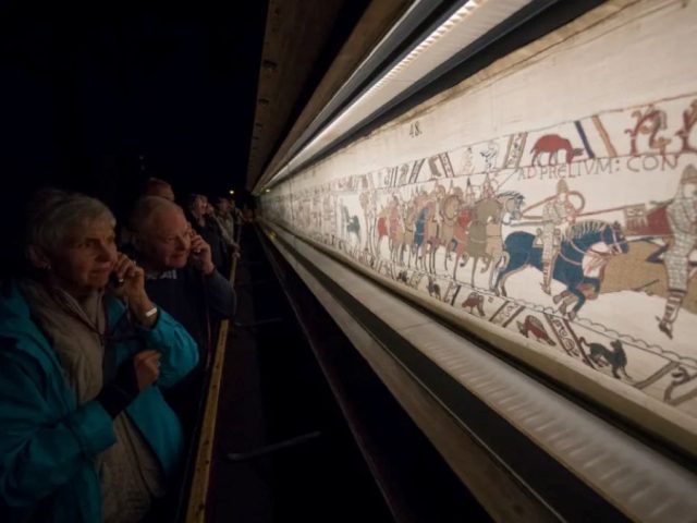 1000年ぶりの里帰り、《バイユーのタペストリー》鑑賞は40分制で最高