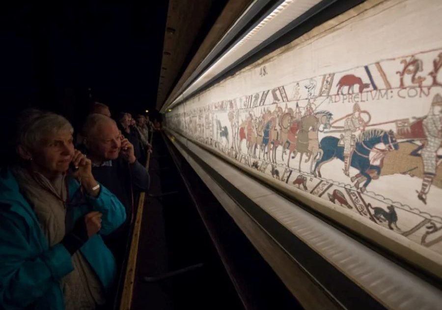 1000年ぶりの里帰り、《バイユーのタペストリー》鑑賞は40分制で最高