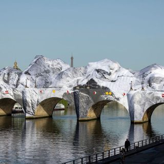 パリ最古の橋が洞窟に。JRが拡張現実や音響を駆使した没入型巨大アート