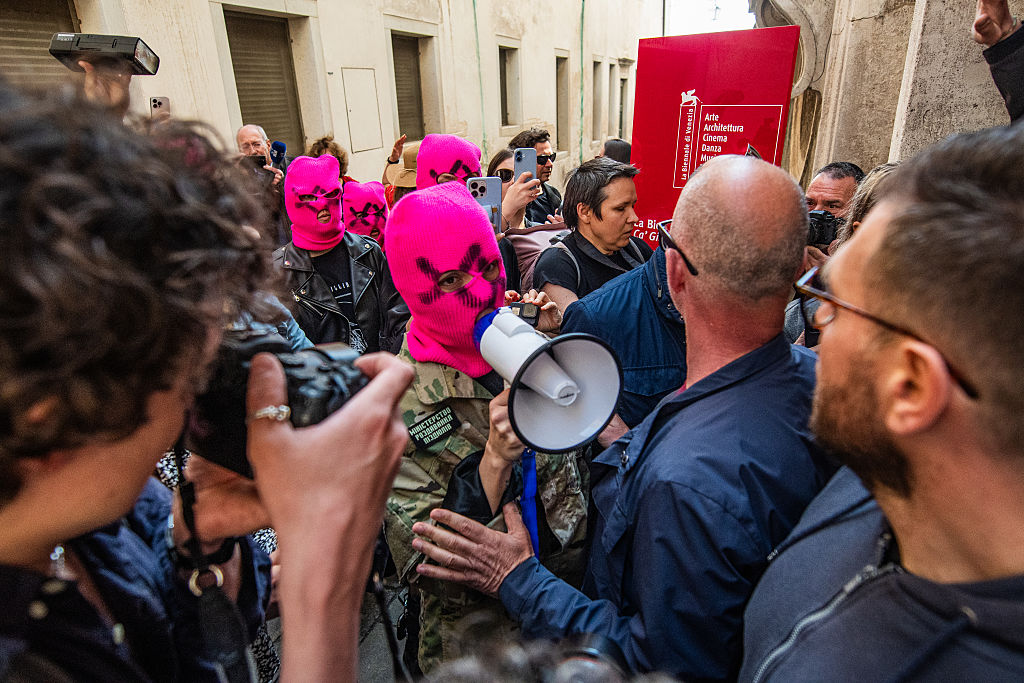 第61回ヴェネチア・ビエンナーレで抗議活動を行ったナージャ・トロコンニコワ。Photo: Simone Padovani/Getty Images