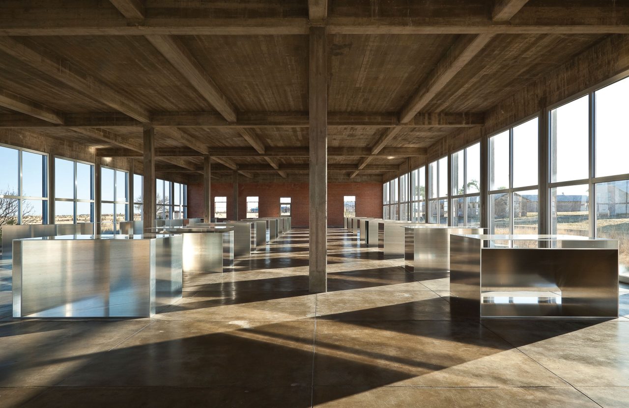 テキサス州マーファのチナティ財団に設置されたドナルド・ジャッドの《100 untitled works in mill aluminum》（1982–86）。Photo: Douglas Tuck/Courtesy Chinati Foundation, Marfa/©Judd Foundation/Artists Rights Society (ARS), New York