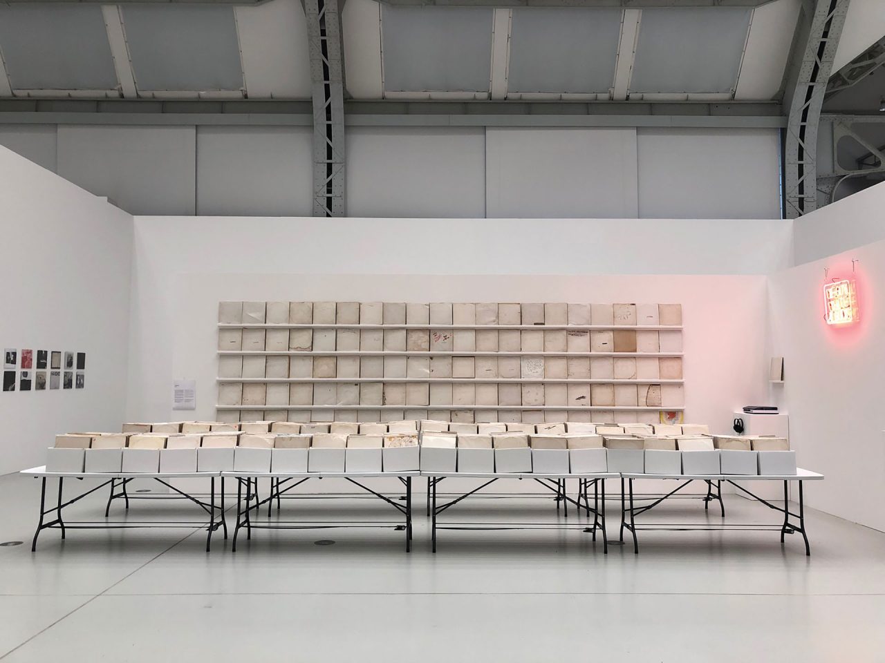 ラザフォード・チャン《We Buy White Albums》（2013-25）　Photo: Courtesy Estate of Rutherford Chang