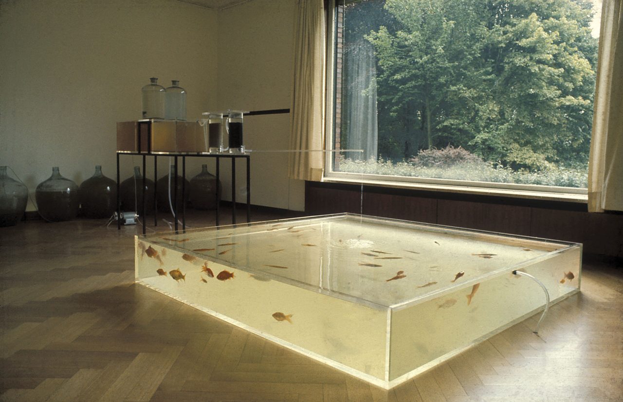 ハンス・ハーケ《Rheinwasseraufbereitungsanlage（ライン川浄水装置）》（1972）　Photo: Courtesy Paula Cooper Gallery, New York/©Hans Haacke/Artists Rights Society (ARS), New York/VG Bild-Kunst, Bonn