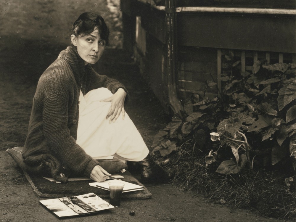 水彩画を描くジョージア・オキーフ（1918年撮影）。Photo: Alfred Stieglitz