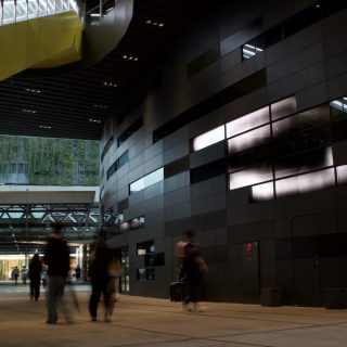 《Flowing Air》が展示されている渋谷ストリームの通路。Photo: Kyohei Mouri (Rhizomatiks/AbstractEngine)